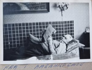 Albert Georg Madsen (morfar) der ligger på sofaen og læser